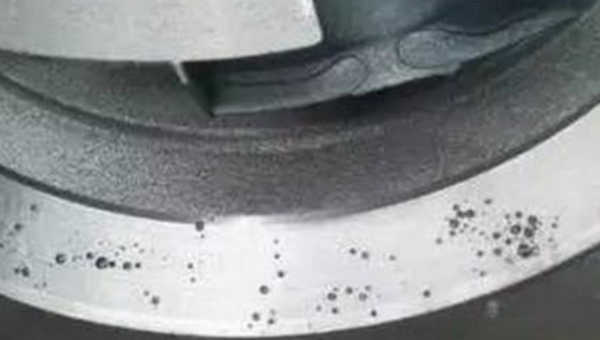 铁铸件表面有气孔,用汇瑞铸造缺陷修补剂